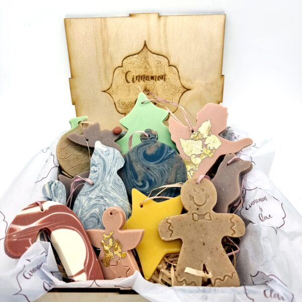 Cinnamon and Clove Christmas Soap Gift Box (Large) 2